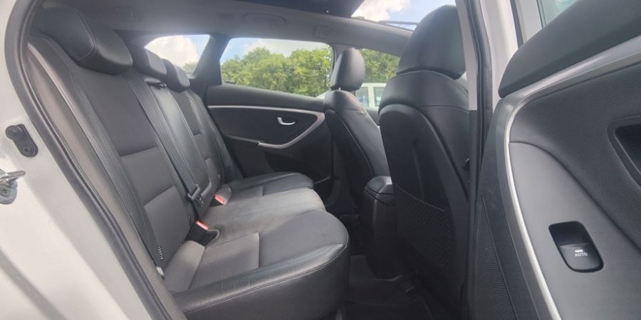 Hyundai i30 II CW PHASE 1 6 CRDI 128 CV / PACK PREMIUM