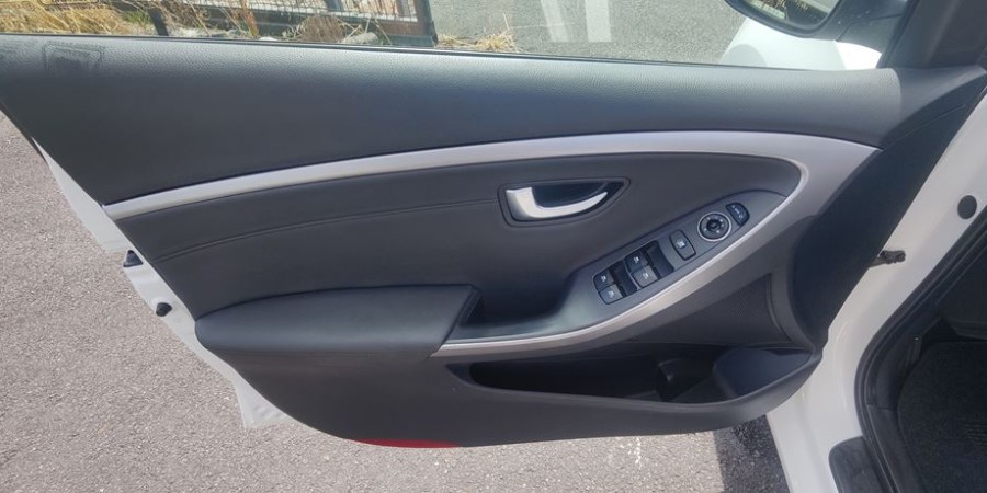 Hyundai i30 II CW PHASE 1 6 CRDI 128 CV / PACK PREMIUM