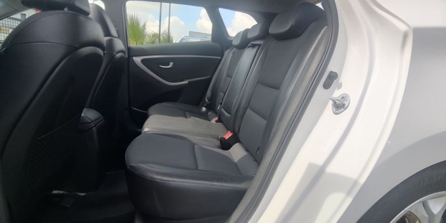 Hyundai i30 II CW PHASE 1 6 CRDI 128 CV / PACK PREMIUM