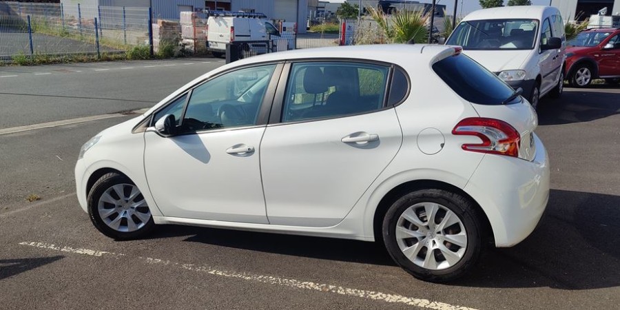 Peugeot 208 1.6 E-HDI 92 CV SOCIETE PACK CD CLIM / AFFAIRE