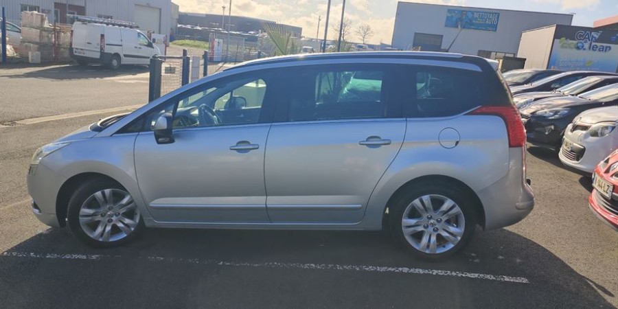 Peugeot 5008 7 PLACES 1.6 HDI 110 CV / ALLURE