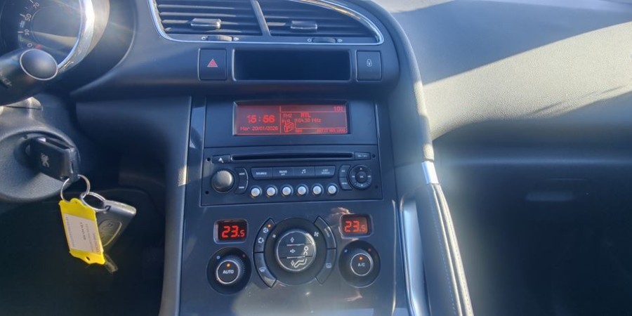 Peugeot 3008 1.6 HDI 110 CV / PREMIUM