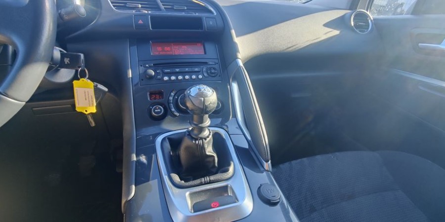 Peugeot 3008 1.6 HDI 110 CV / PREMIUM