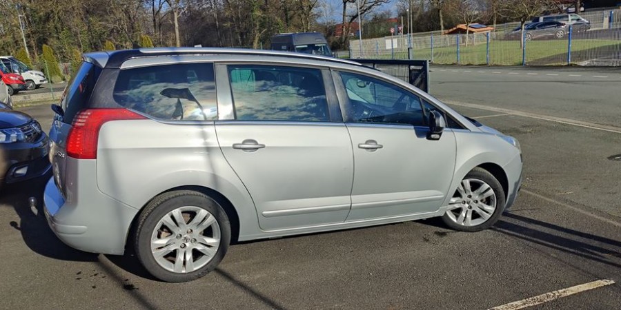 Peugeot 5008 1.6 HDI 110 CV / ALLURE