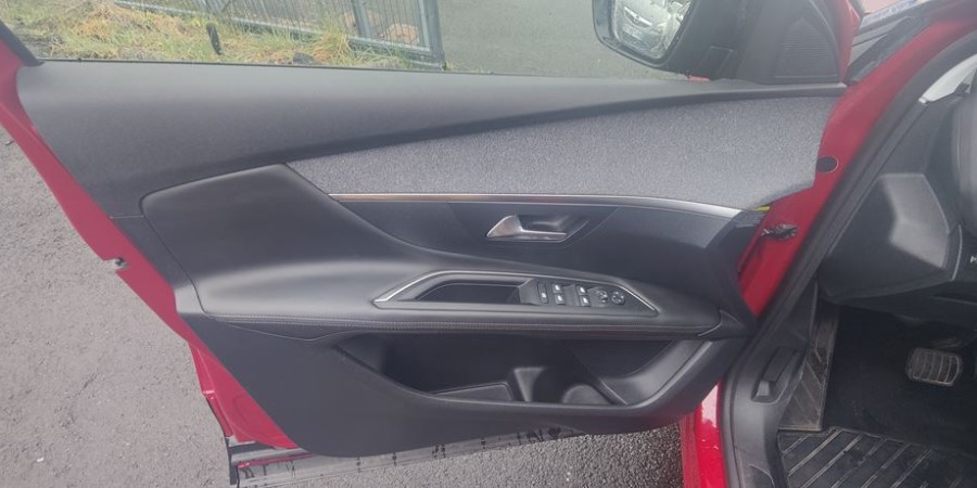 Peugeot 3008 1.6 BLUE-HDI 120 EAT6 / ALLUR