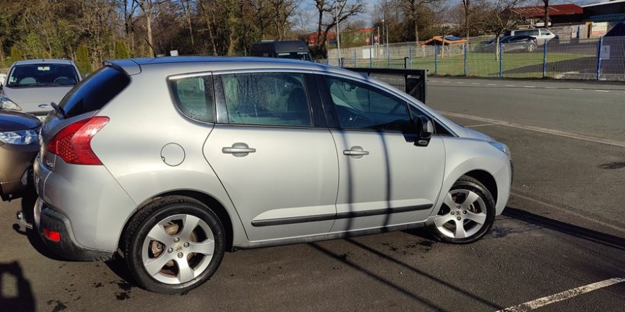Peugeot 3008 1.6 HDI 110 CV / PREMIUM