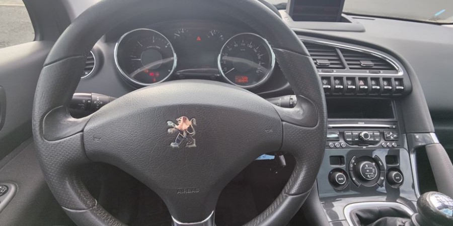 Peugeot 3008 1.6 HDI 112 CV / ALLURE