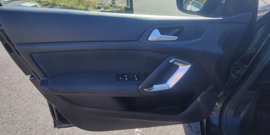 Peugeot 308 II PHASE 2 1.5 BLUE-HDI 130 EAT8 / ALLURE