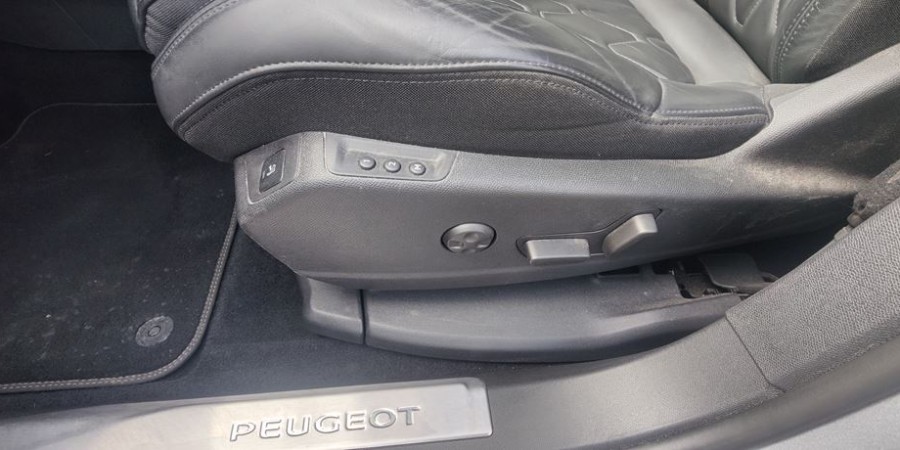 Peugeot 3008 II HYBRID4 300 E-EAT8 / GT PACK