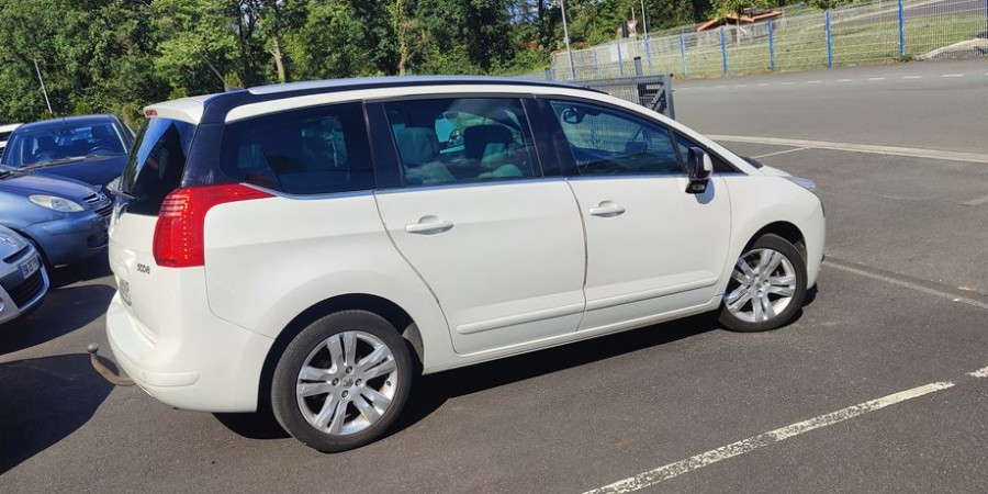Peugeot 5008 7 PLACES ECRAN INTEGRE 2.0HDI 163 BVA6 / FELINE DISTRI NEUVE