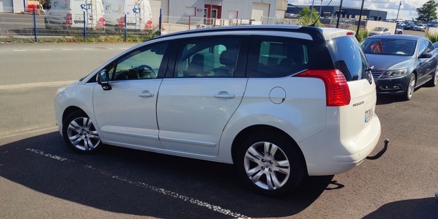 Peugeot 5008 7 PLACES ECRAN INTEGRE 2.0HDI 163 BVA6 / FELINE DISTRI NEUVE