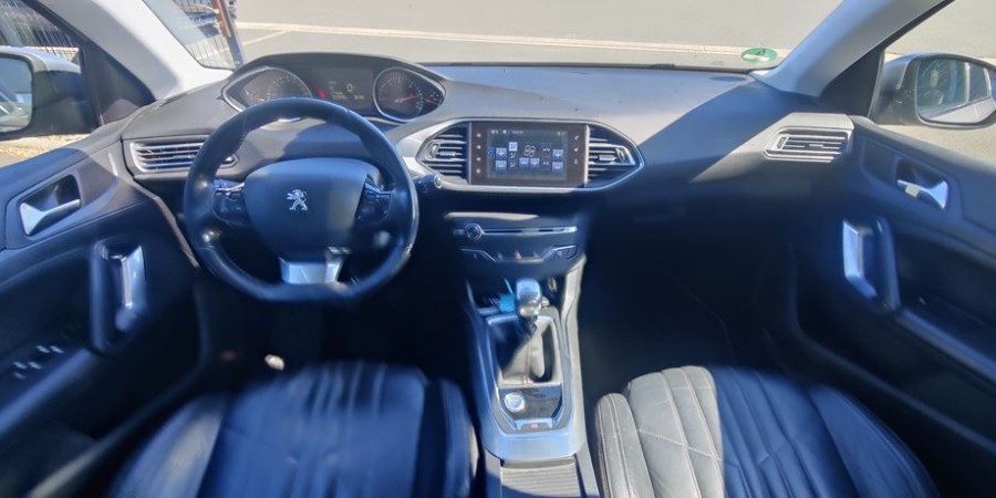 Peugeot 308 II BVM6 1.6 E-HDI 115 CV / ALLURE