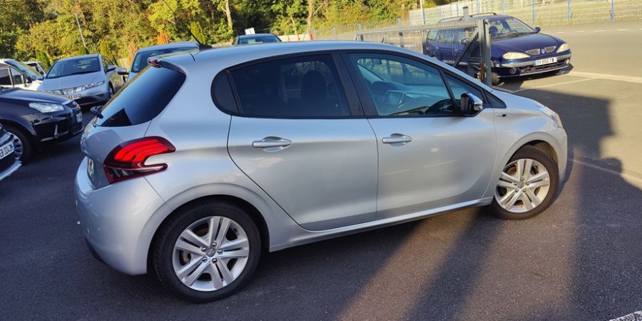 Peugeot 208 PHASE 2 DISTRIBUTION NEUVE 1.6 BLUE-HDI 100 CV / STYLE